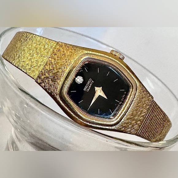 Vintage Seiko Women 2B20-5059 Diamond Accent Gold Tone Quartz 17mm Watch 6 1/4\